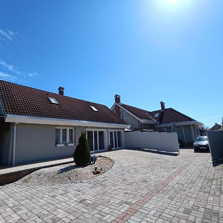 Nikolux Apartman Hajduszoboszlo Exterior foto